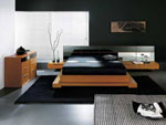 Проект за спалня с двойна основа на леглото и нестандартно разположение на вградените в таблата шкаф